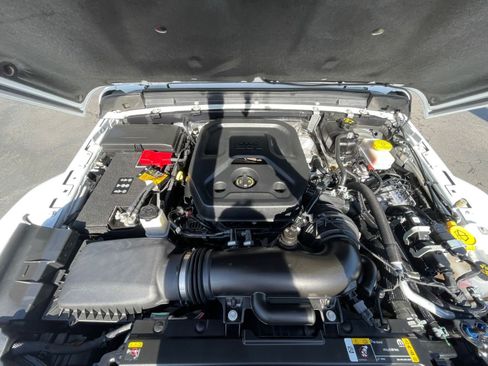 Used 2025 Jeep Wrangler Sahara image 31