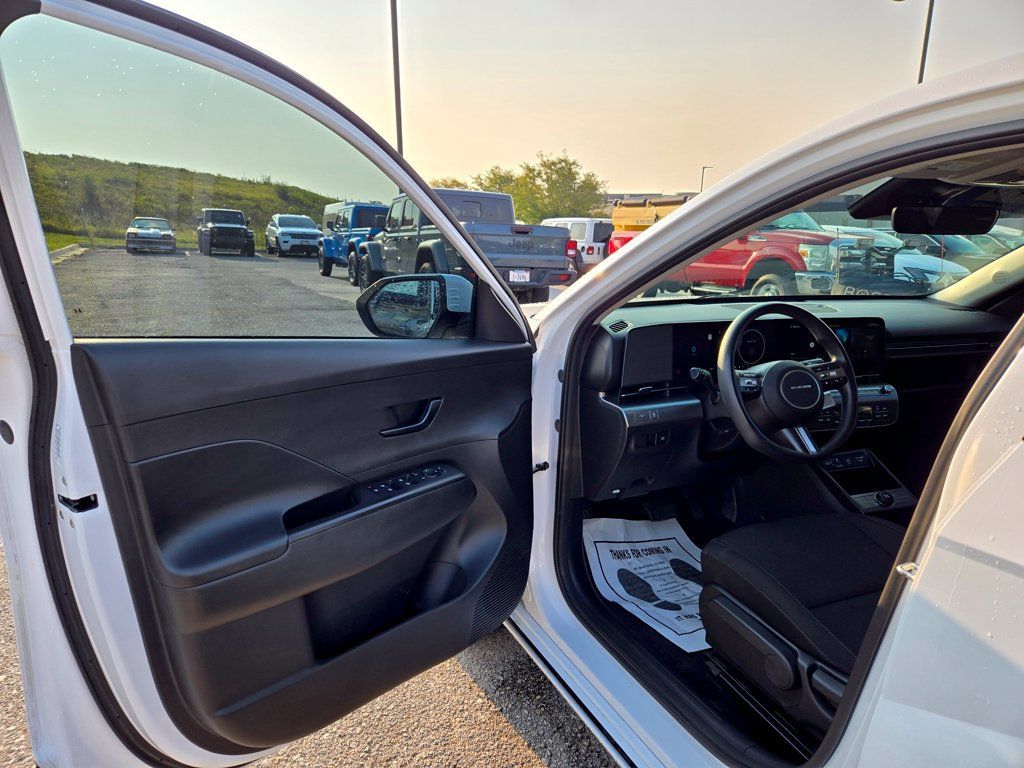 Used 2024 Hyundai Kona SE FWD image 11