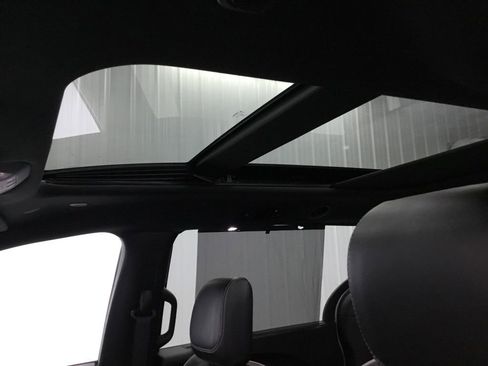 Used 2025 Chrysler Pacifica Limited image 29