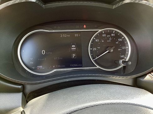 Used 2024 Nissan Versa SR image 10