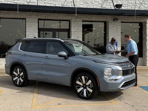 Used 2015 Cadillac Escalade Luxury image 40