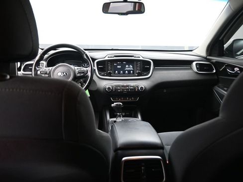 Used 2017 Kia Sorento LX w/ LX Convenience Package image 13
