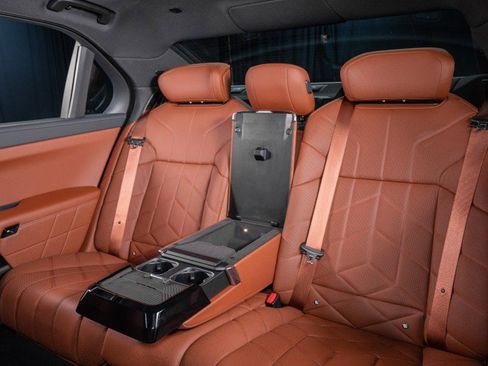 Used 2024 BMW i7 xDrive60 image 15