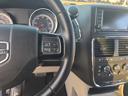 Used 2019 Dodge Grand Caravan SXT image 21