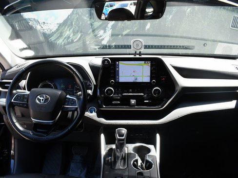 Used 2021 Toyota Highlander XLE AWD/4WD image 18