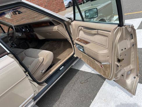 Used 1989 Lincoln Town Car Signature image 33