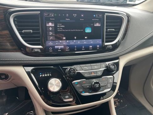 Used 2023 Chrysler Pacifica Limited FWD image 14