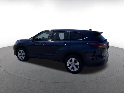 Used 2025 Toyota Highlander LE FWD image 10