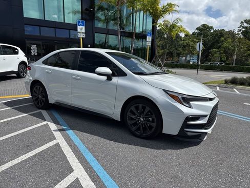 Used 2024 Toyota Corolla SE image 3