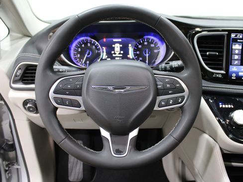 Used 2024 Chrysler Pacifica Limited image 10