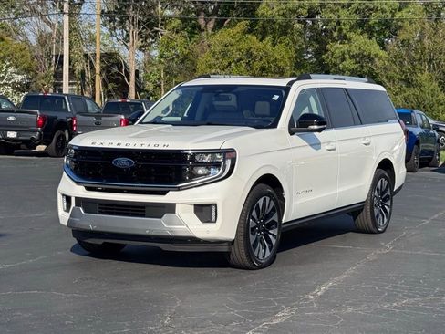 Used 2025 Ford Expedition Max Platinum w/ Driver's Package image 2