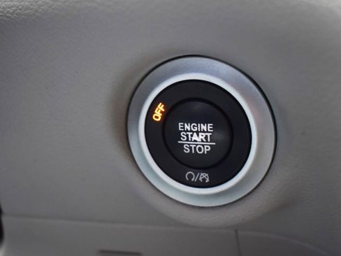 Used 2019 Chrysler Pacifica L FWD image 27
