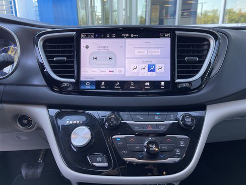 Used 2024 Chrysler Pacifica Touring-L image 28