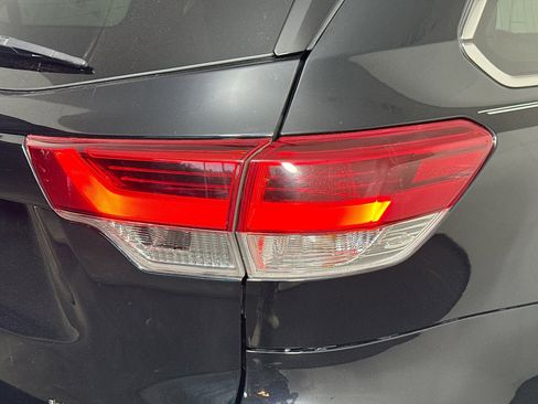 Used 2018 Toyota Highlander LE image 33