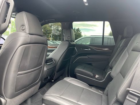 Used 2022 Cadillac Escalade Luxury AWD/4WD image 4