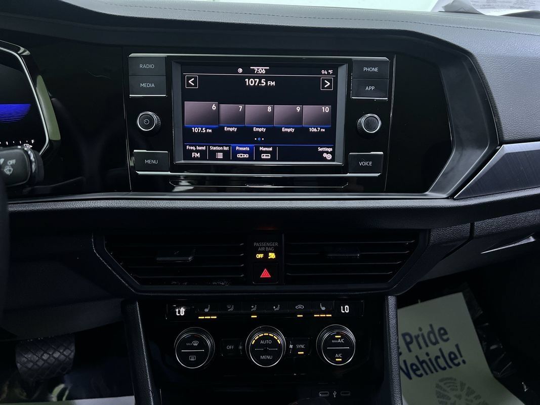 Used 2024 Volkswagen Jetta SE FWD image 22