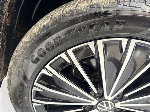 Used 2025 Volkswagen Taos SE w/ Panoramic Sunroof Package FWD image 89