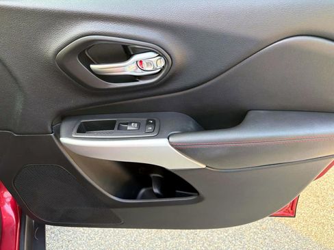 Used 2017 Jeep Cherokee Trailhawk AWD/4WD image 11