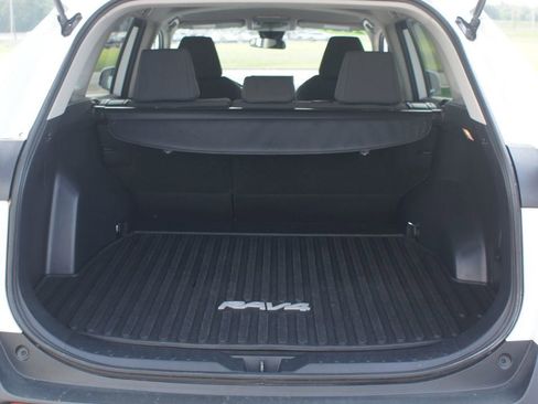 Used 2021 Toyota RAV4 LE AWD/4WD image 15