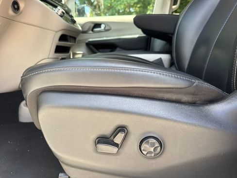 Used 2024 Chrysler Pacifica Touring-L FWD image 15