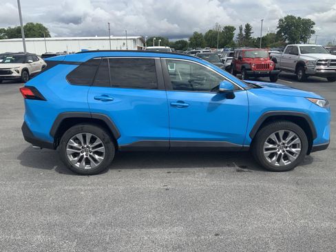 Used 2021 Toyota RAV4 XLE Premium FWD image 9