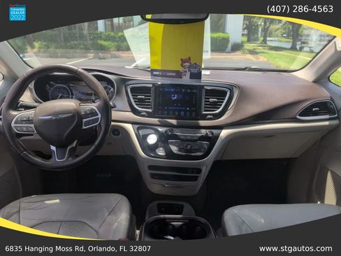 Used 2017 Chrysler Pacifica Touring-L Plus FWD image 16