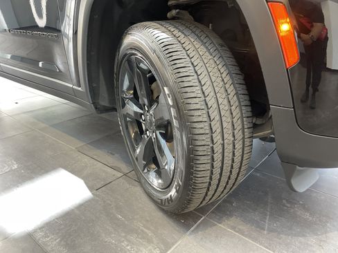Used 2024 Jeep Grand Cherokee Altitude AWD/4WD image 25