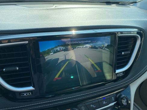 Used 2024 Chrysler Pacifica Limited image 34