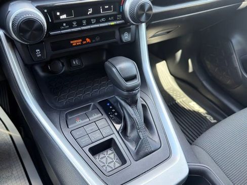 Used 2019 Toyota RAV4 LE AWD/4WD image 20
