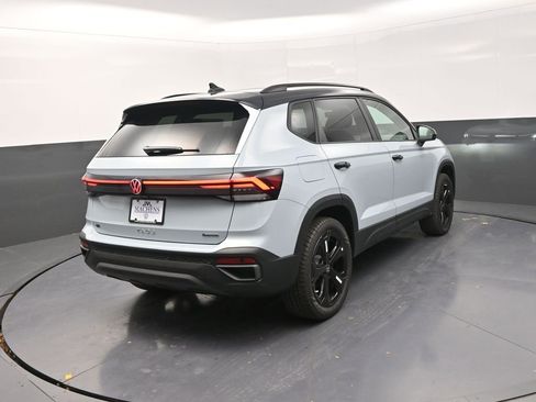 New 2026 Volkswagen Taos SE image 8