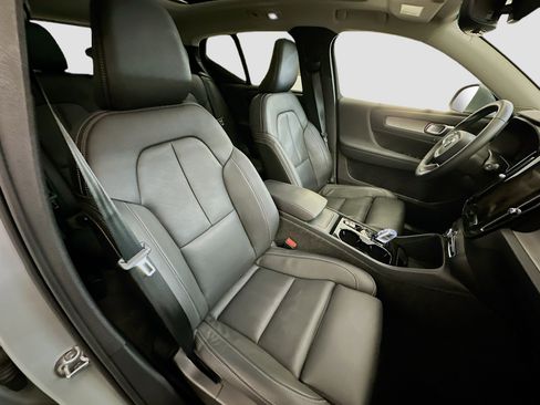 Used 2025 Volvo XC40 B5 Plus image 33