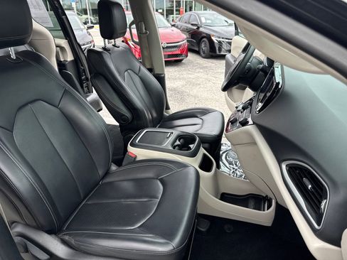 Used 2023 Chrysler Pacifica Touring-L FWD image 42