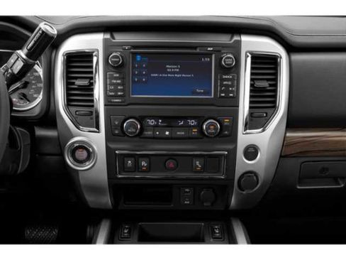Used 2018 Nissan Titan SL image 7
