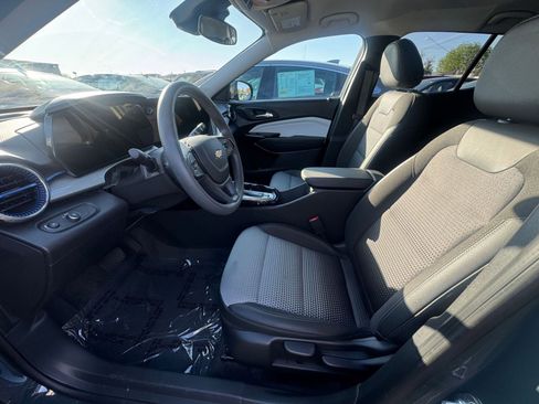 Used 2025 Chevrolet Trax LT image 24