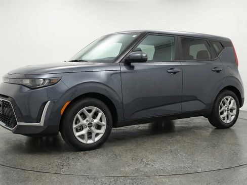 Used 2025 Kia Soul LX w/ LX Technology Package FWD image 3