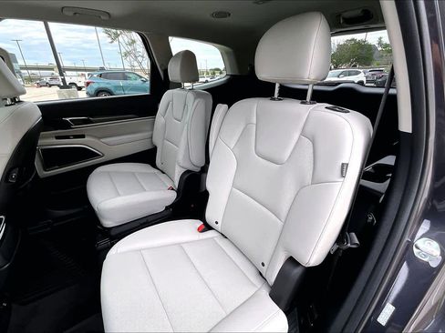 Used 2025 Kia Telluride S image 18