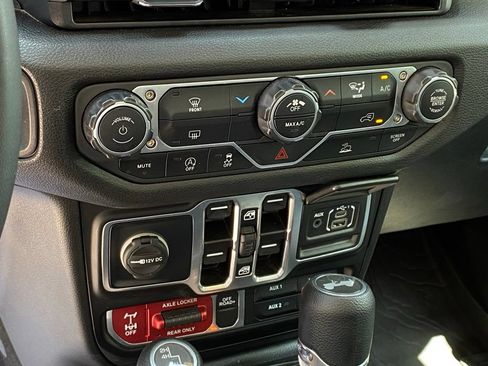 Used 2025 Jeep Wrangler Unlimited Sport AWD/4WD image 17