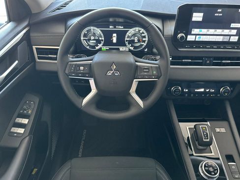 New 2025 Mitsubishi Outlander SE image 13