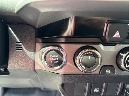 Used 2018 Toyota Tacoma TRD Sport image 26