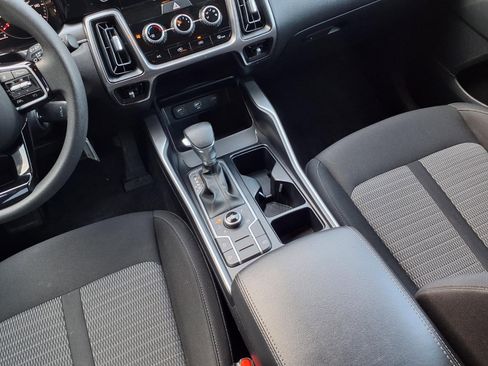 Used 2023 Kia Sorento LX image 9