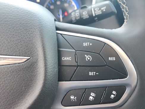 Used 2024 Chrysler Pacifica Touring-L image 28