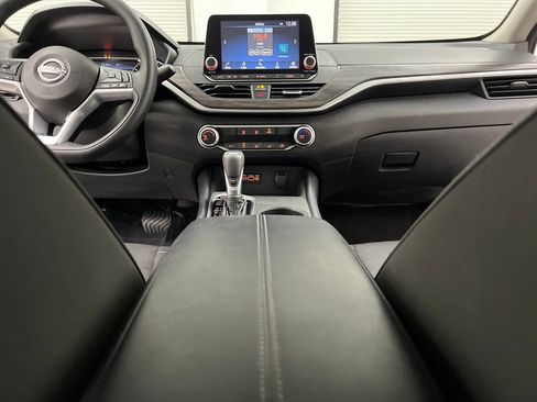 Used 2025 Nissan Altima 2.5 SV FWD image 40