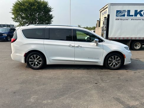 Used 2024 Chrysler Pacifica Pinnacle FWD image 3