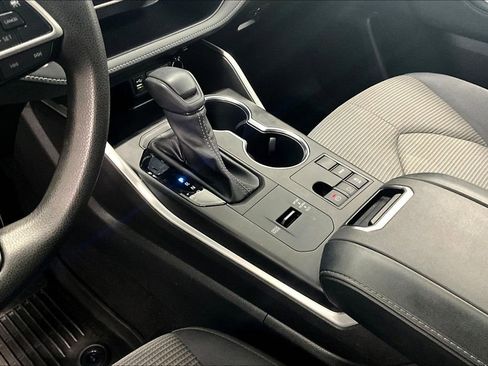 Used 2023 Toyota Highlander L image 17