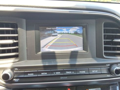 Used 2020 Hyundai Elantra SE w/ Cargo Package (C1) FWD image 16