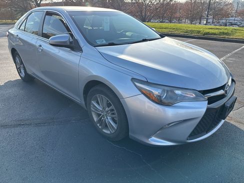 Used 2017 Toyota Camry SE image 3