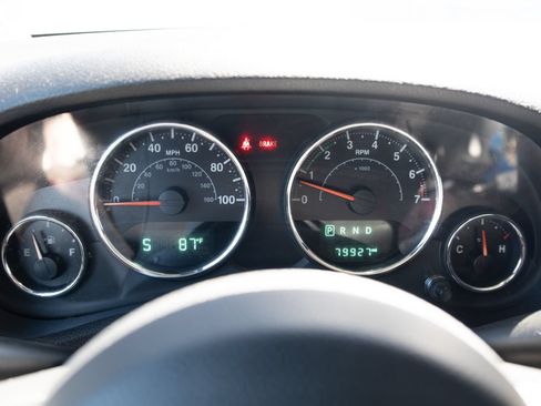 Used 2018 Jeep Wrangler Unlimited Sahara AWD/4WD image 4