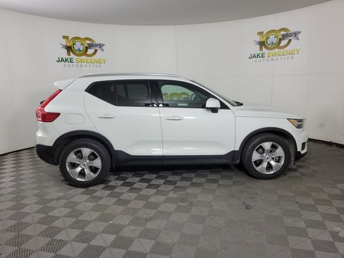 Used 2019 Volvo XC40 T5 Momentum image 4