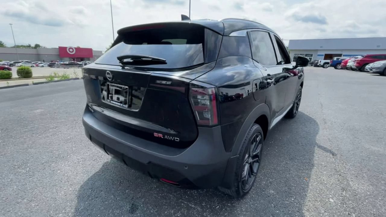 Used 2025 Nissan Kicks SR AWD/4WD image 9