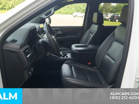 Used 2024 Chevrolet Suburban LT RWD image 7